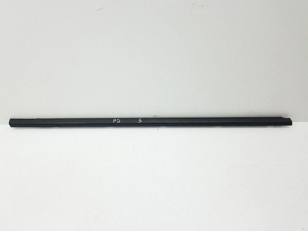 Front door glass trim molding – right
