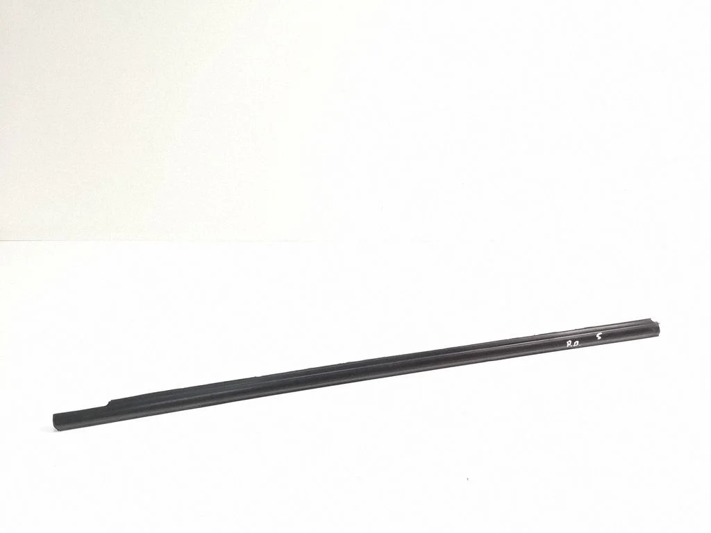 Front door glass trim molding – Toyota Avensis T220 (2000-2003)