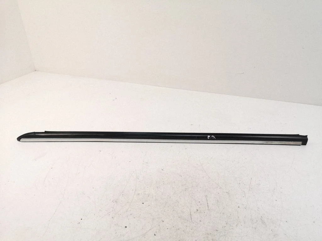 Front door glass trim molding – right