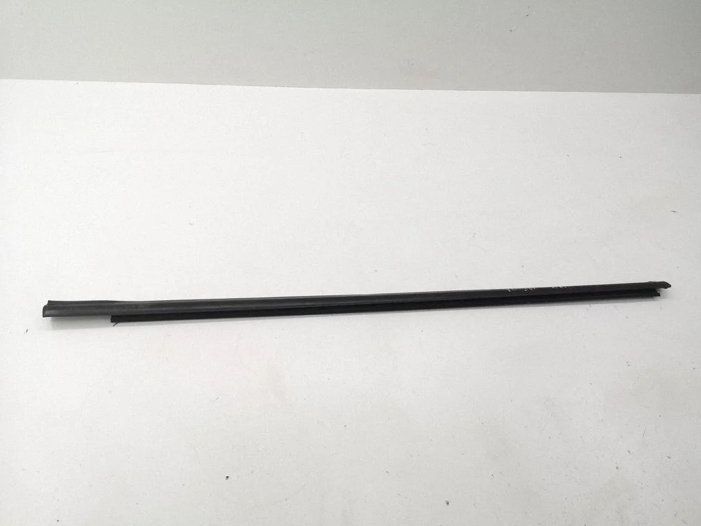 Front door glass trim molding – right
