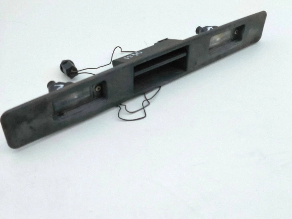 Trunk door license plate light bar