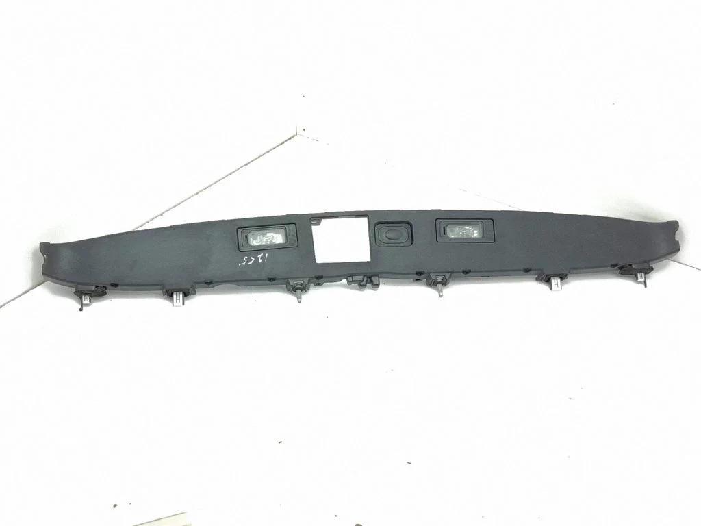 Trunk door license plate light bar K8D2404C42A