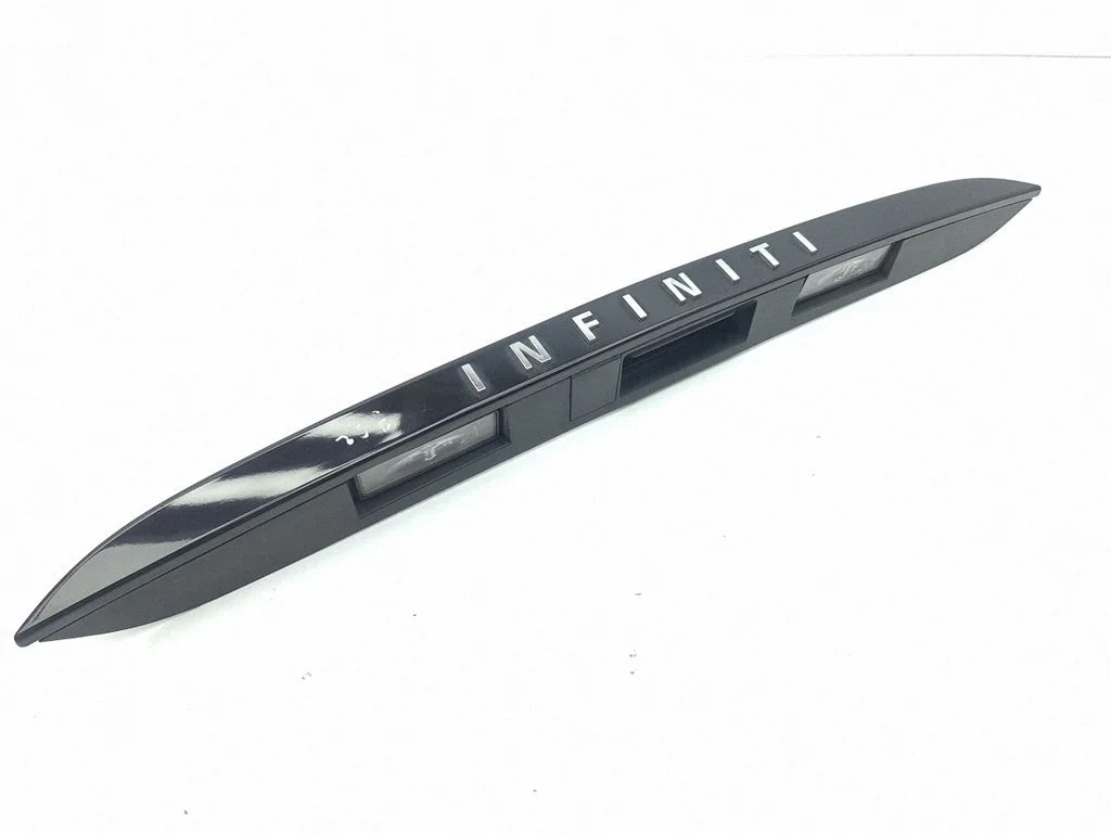 Trunk door license plate light bar