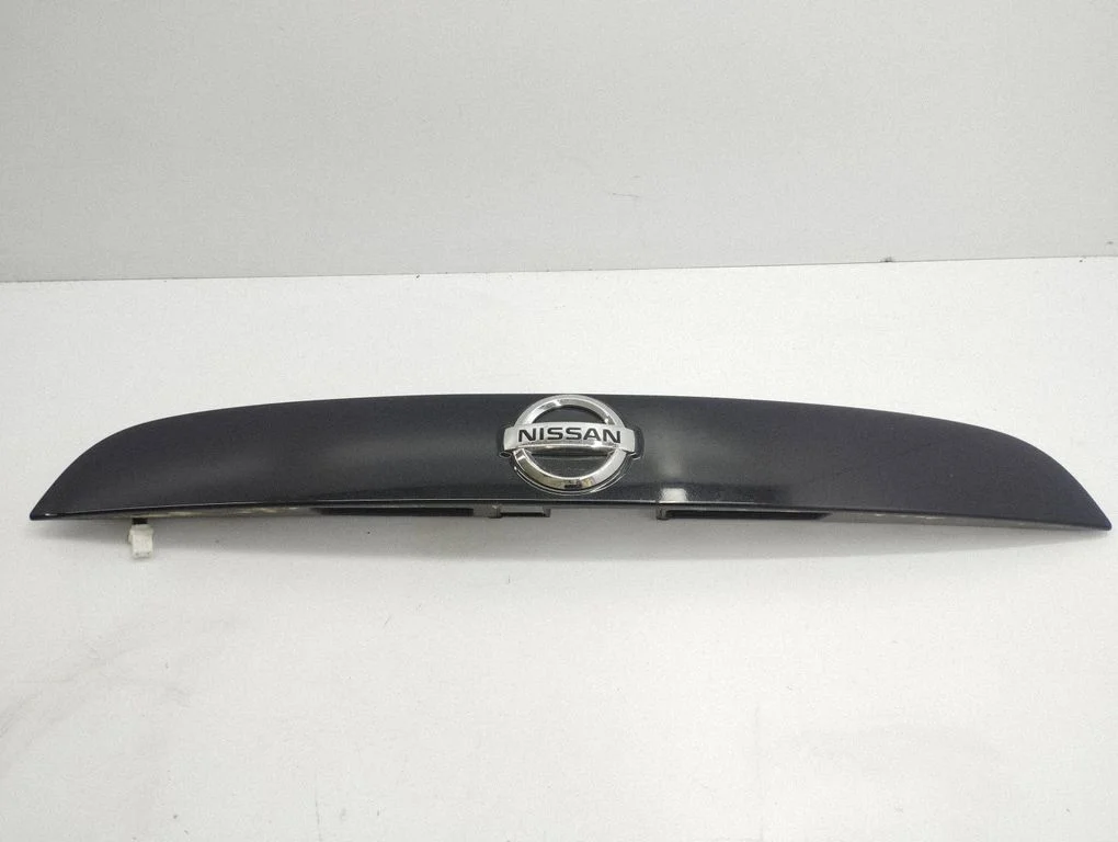 Trunk door license plate light bar – Nissan Juke I F15 (2010-2018)