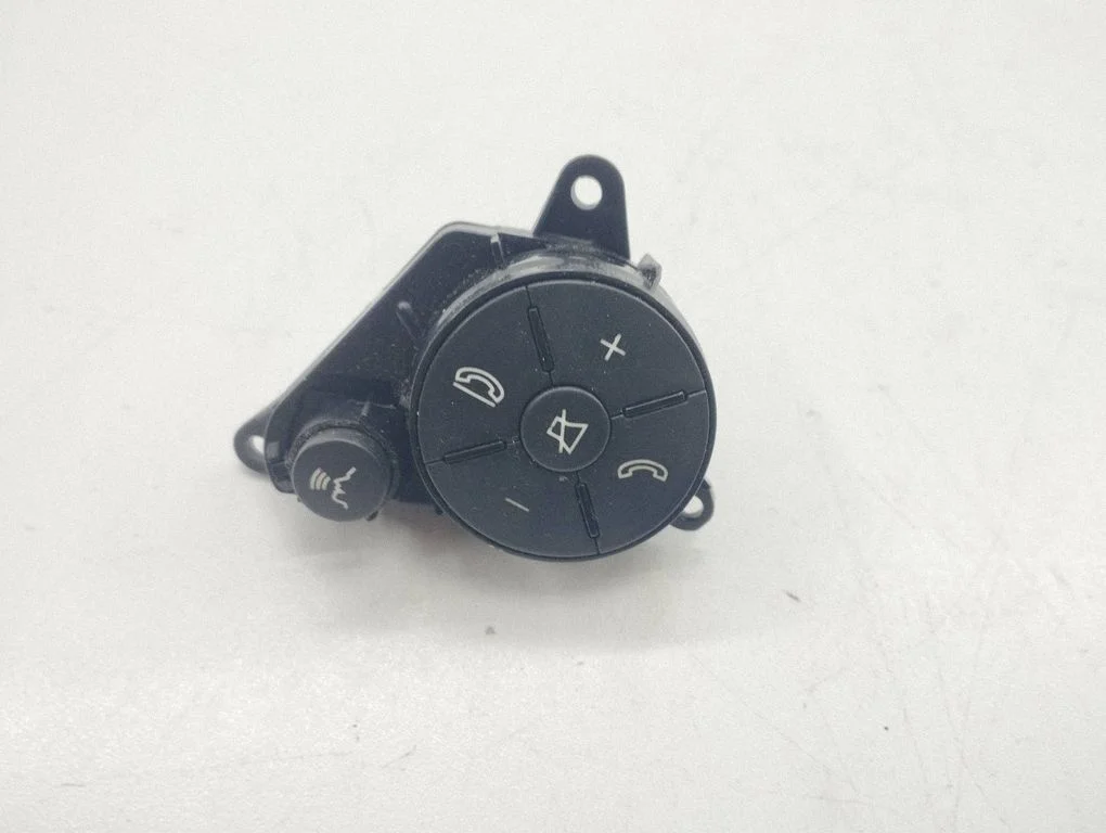 Steering wheel buttons/switches – Mercedes-Benz C-Class AMG W204 (2007-2014)