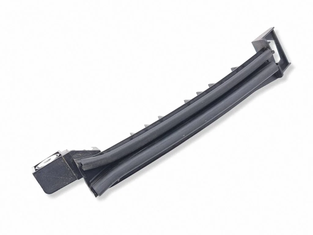 Rear door windshield rail 9846995080