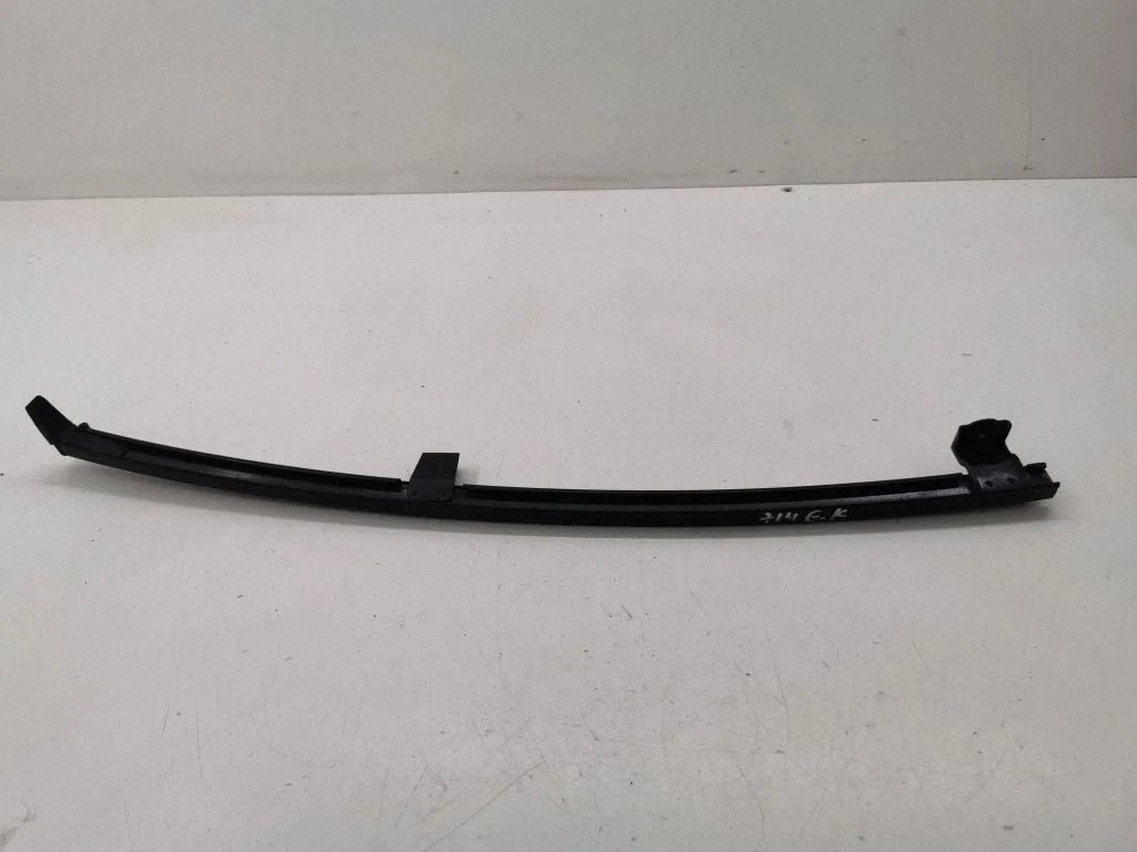 Rear door windshield rail – left
