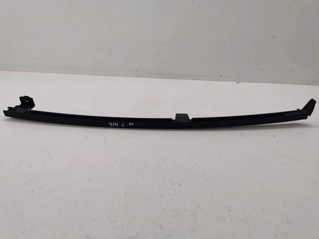 Rear door windshield rail – right