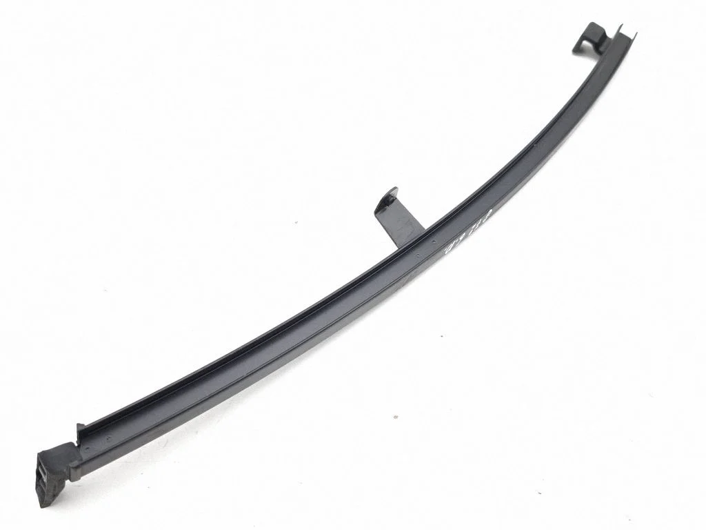 Rear door windshield rail – right