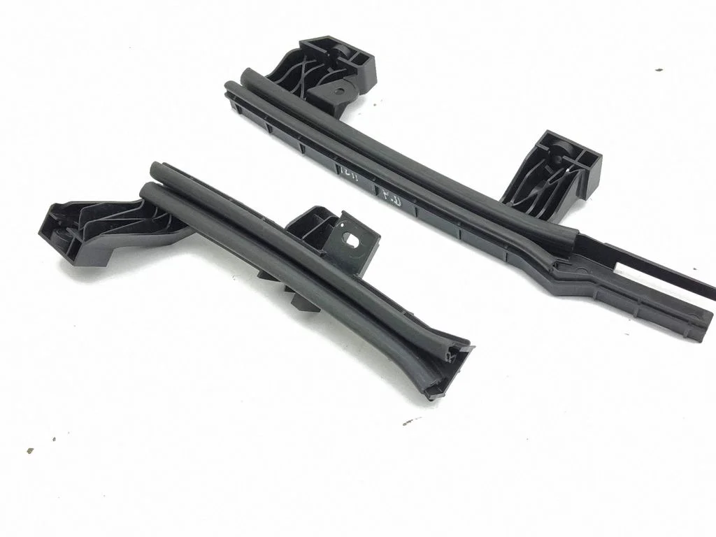 Front door windshield rail 9832937280