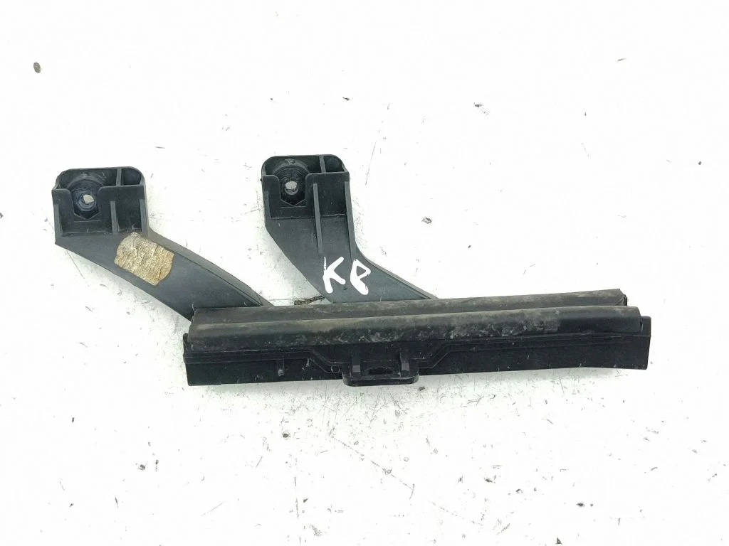 Front door windshield rail – left