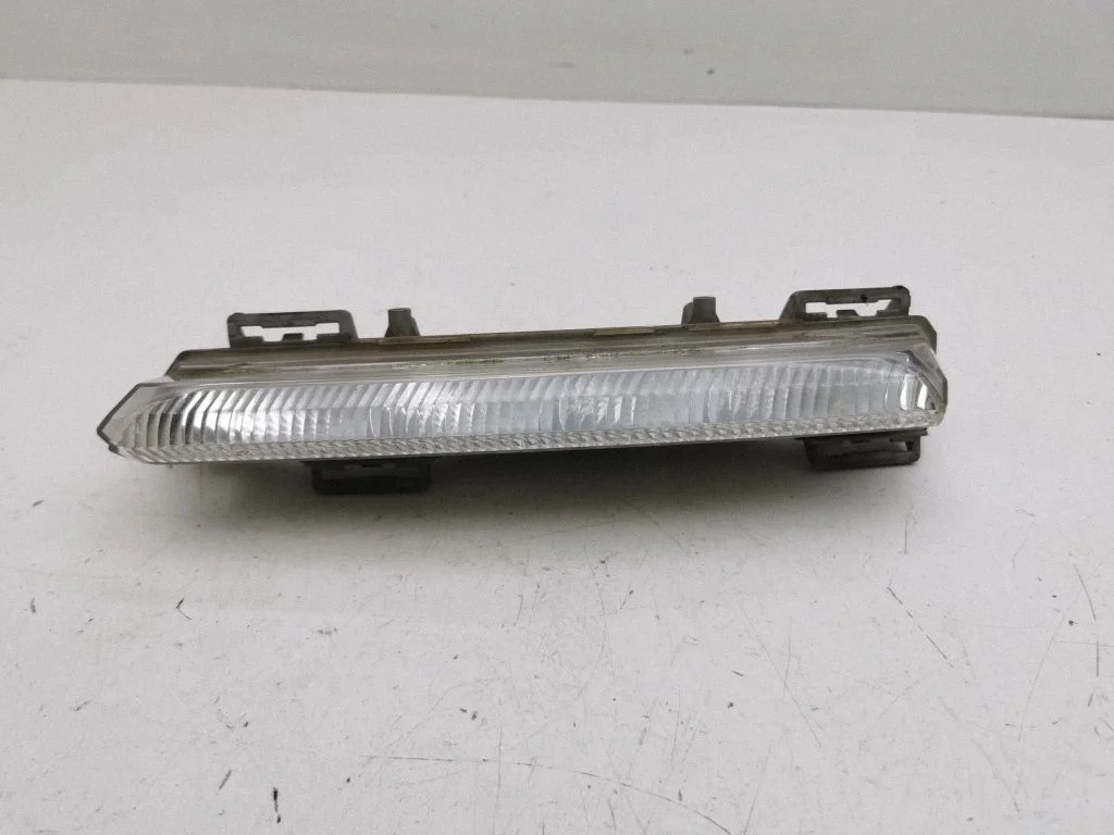 LED dienas gaismas lukturis A2049069100