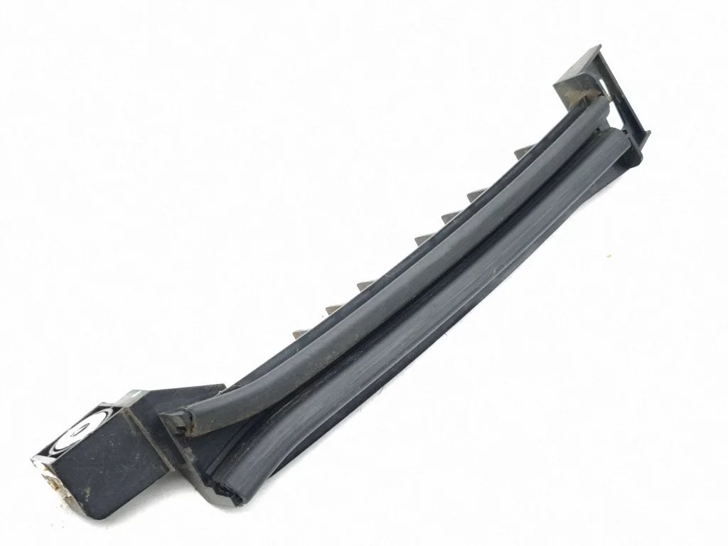 Rear door windshield rail 9846995080