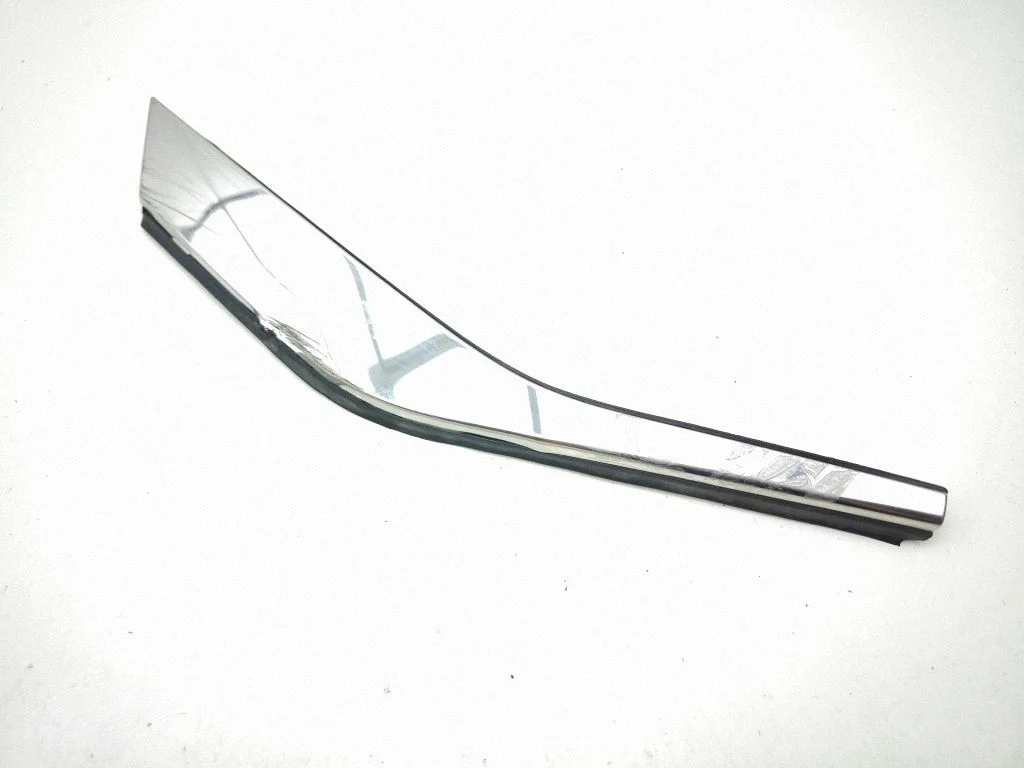 Rear side glass trim 833314582R