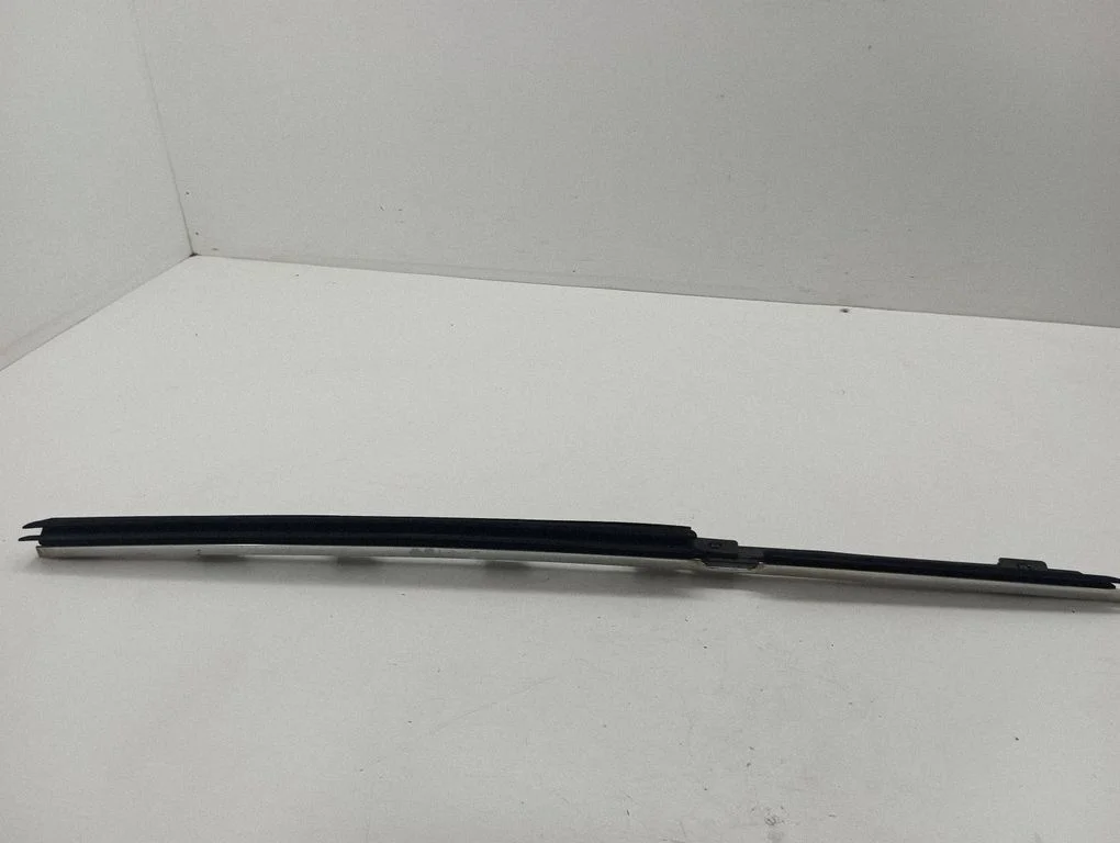 Rear side glass trim 8185818