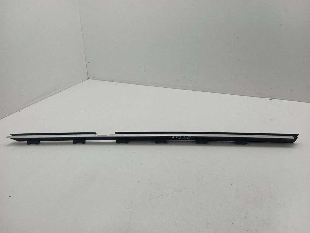 Rear side glass trim 8185817