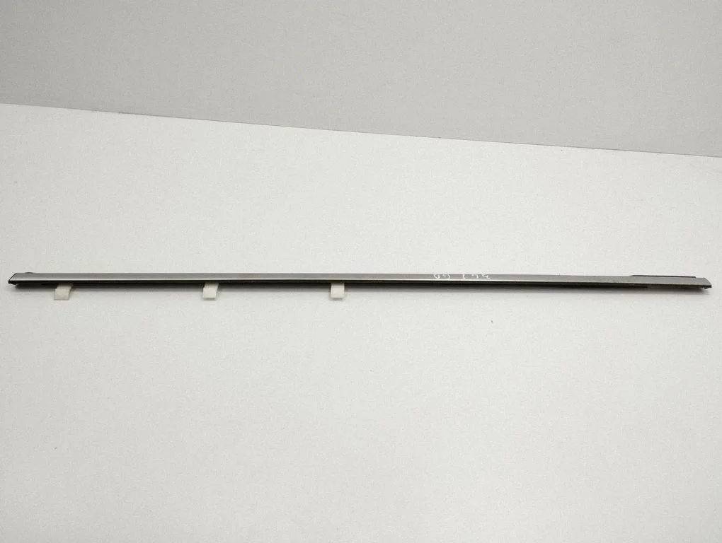 Rear side glass trim – right