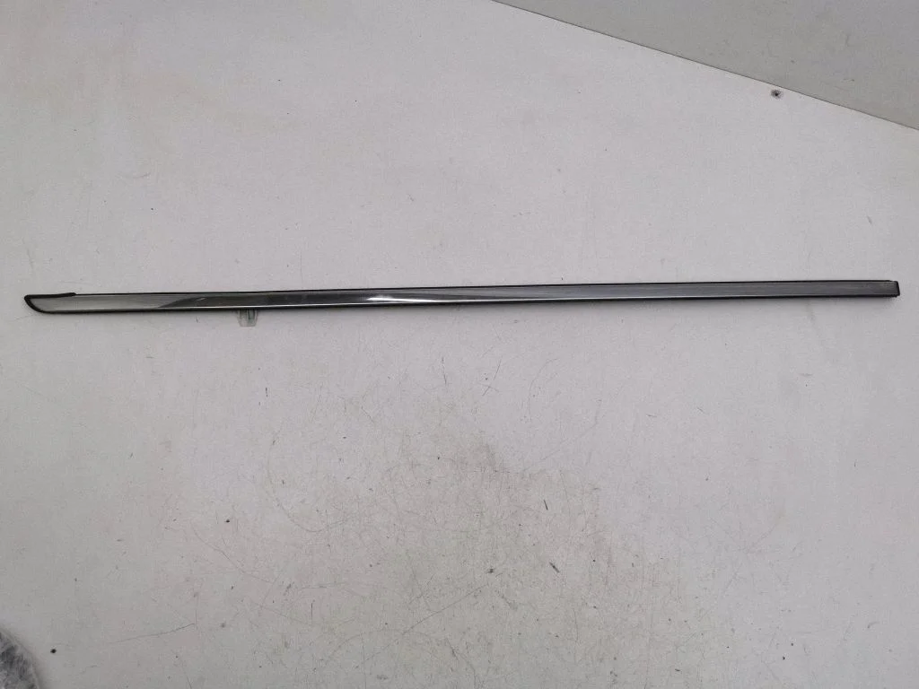 Rear side glass trim – right