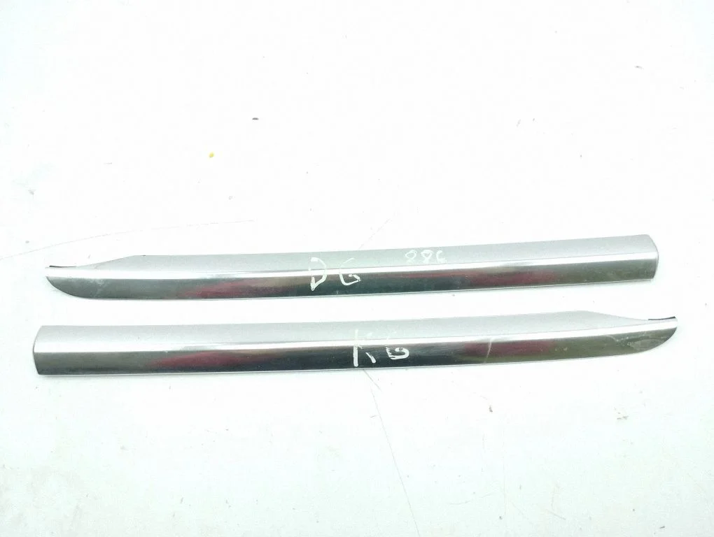 Rear side glass trim