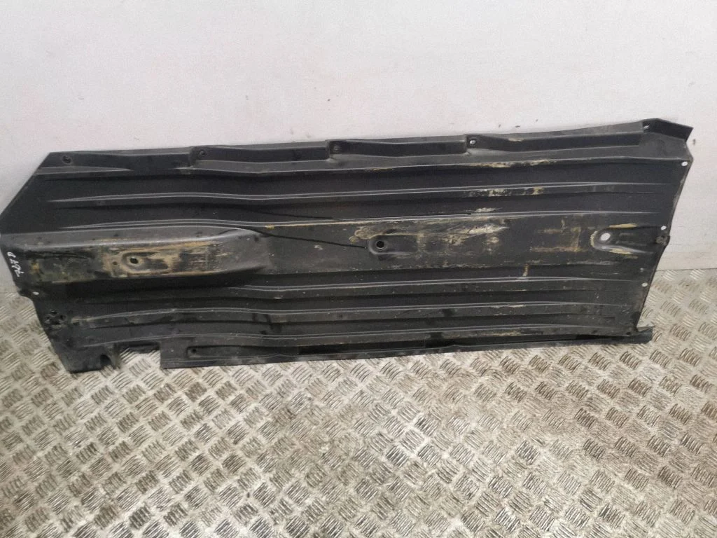 Side bottom protection – right