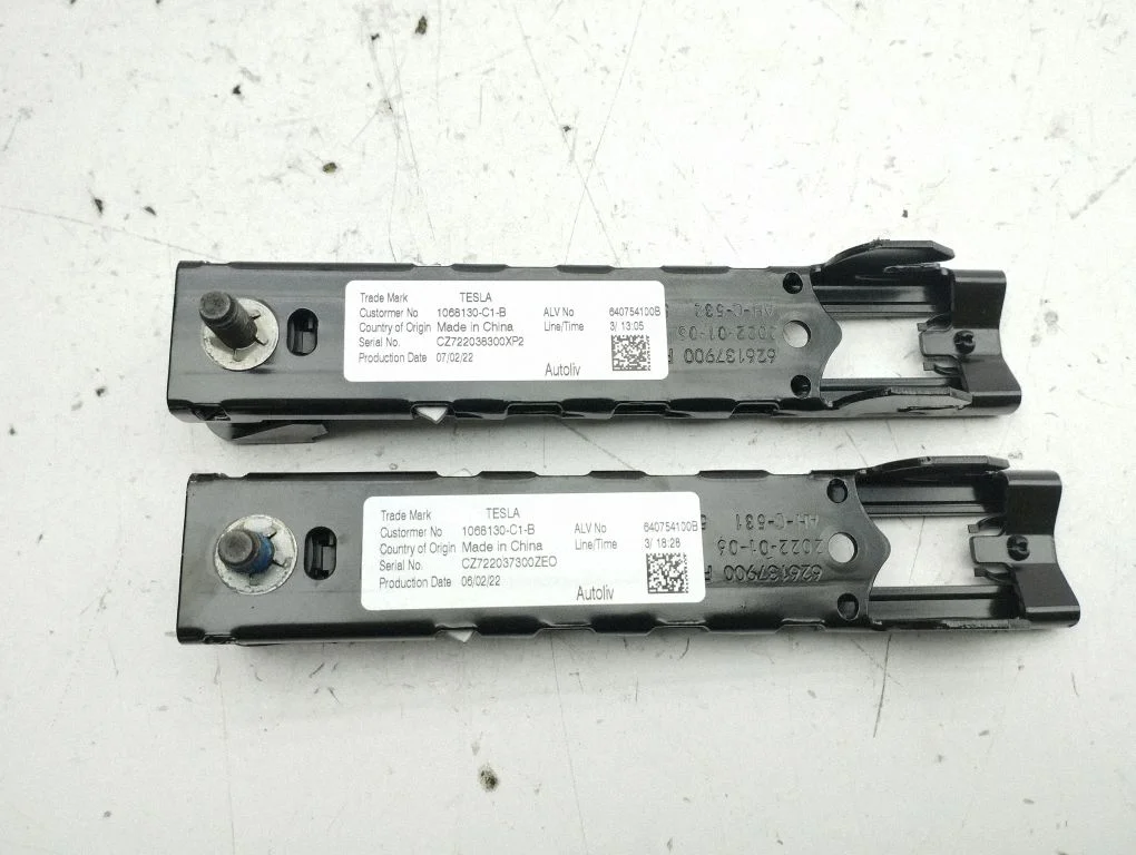 Seat belt adjustment rail 1068130C1B