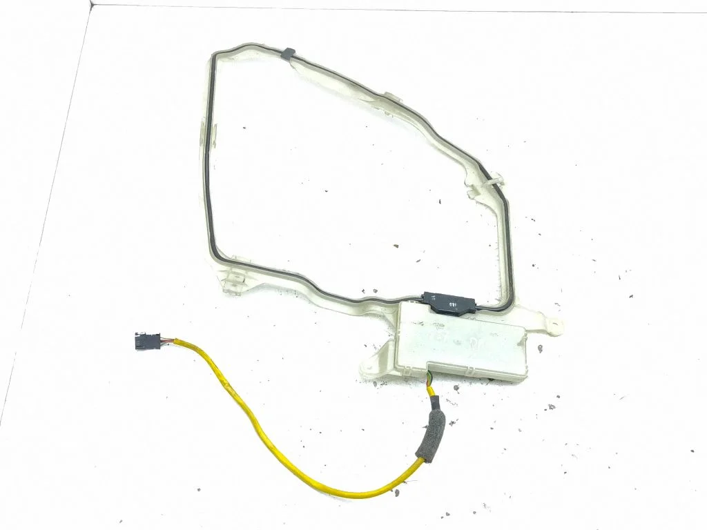 Keyless system antenna – front right