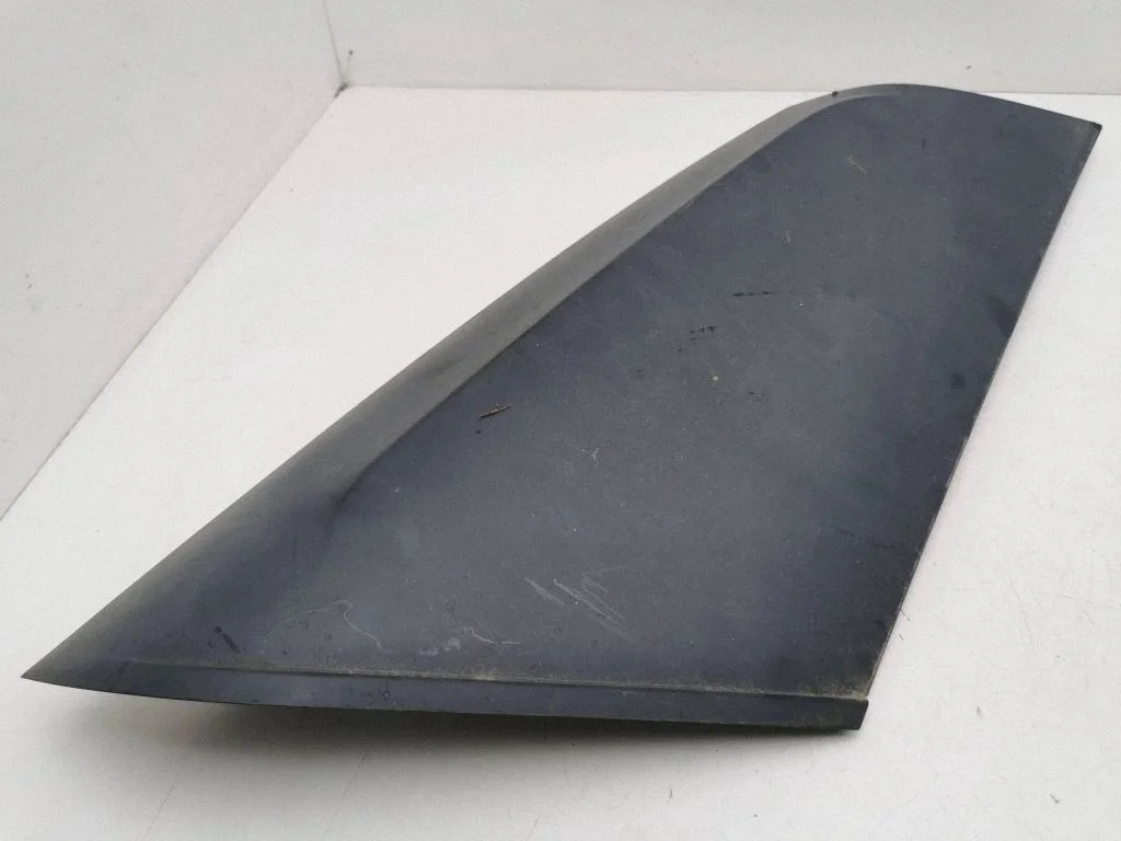 Rear glass trim – right