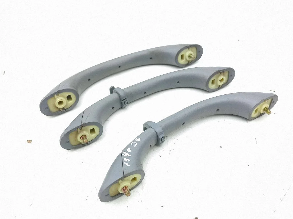 A set of handles for the ceiling – Toyota RAV 4 (XA20) (2000-2005)