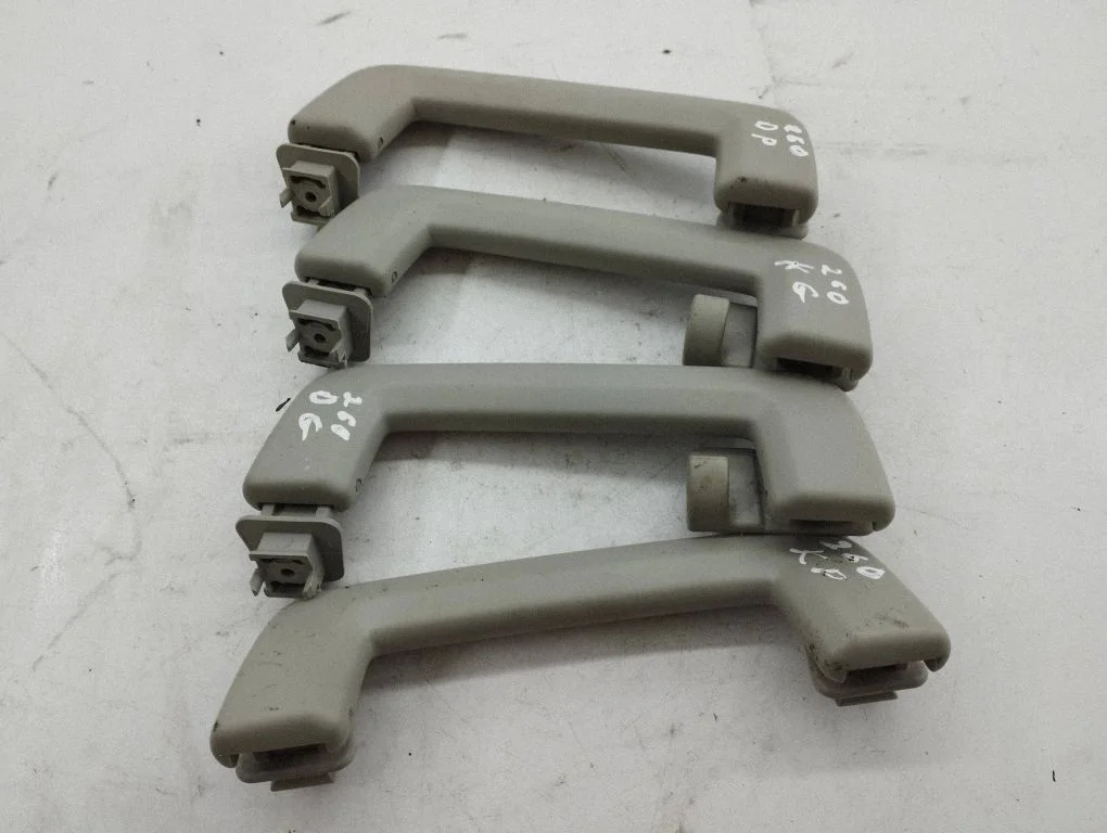 A set of handles for the ceiling – Ford Kuga I (2008-2012)