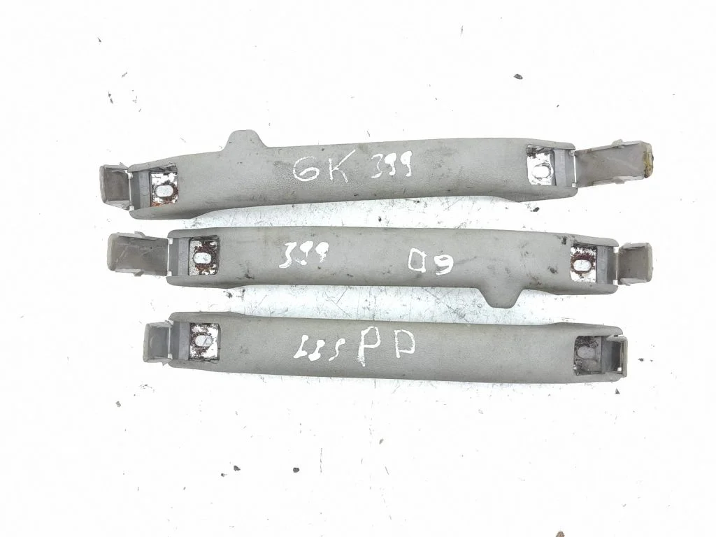 A set of handles for the ceiling – Ford Orion (1991-1993)