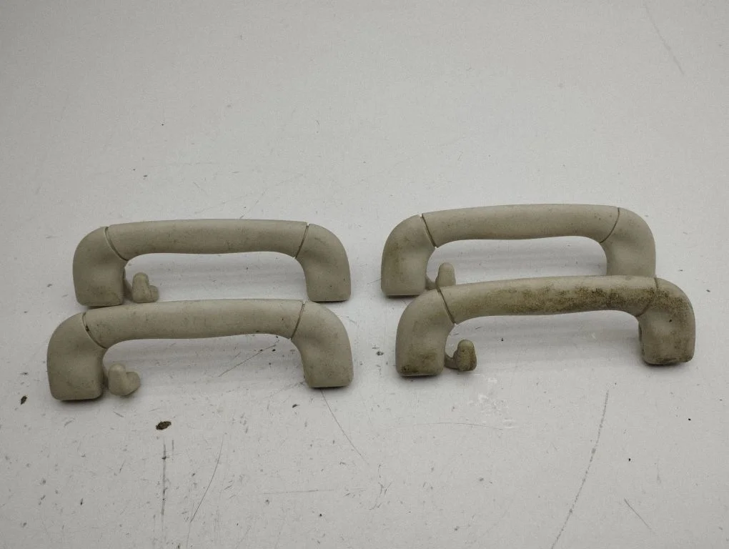 A set of handles for the ceiling 90459155