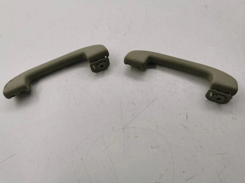 A set of handles for the ceiling – front