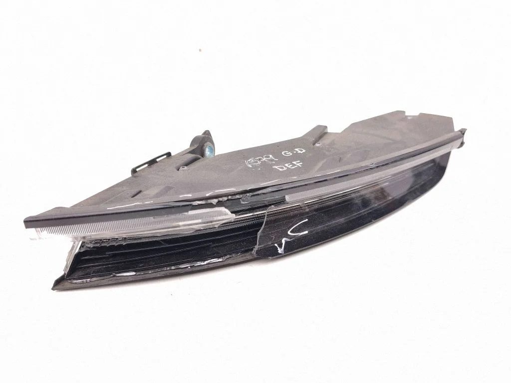 Lampa tylna w błotniku 9J1945092F