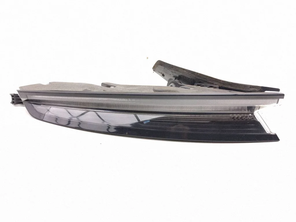 Lampa tylna w błotniku 9J1945091F