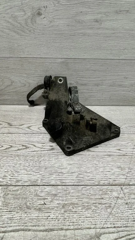 Engine mounting bracket – BMW 3 Series E90 E91 (2005-2012)