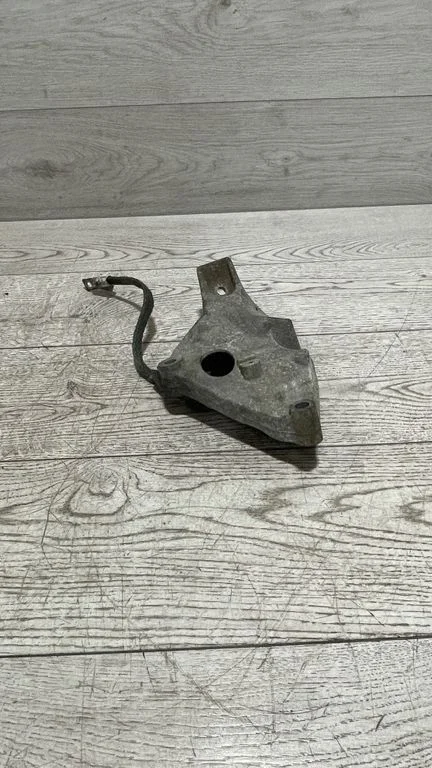 Dzinēja stiprinājuma kronšteins – BMW 3. sērija E90 E91 (2005-2012)