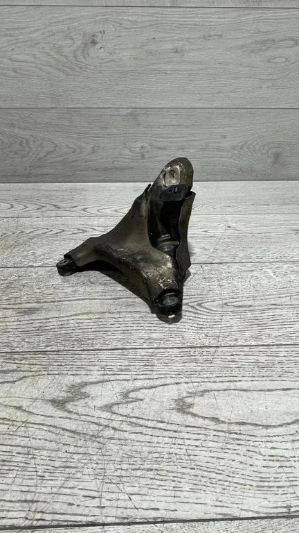 Engine mounting bracket 6772154