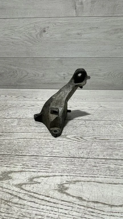 Dzinēja stiprinājuma kronšteins – BMW 3. sērija E90 E91 (2005-2012)