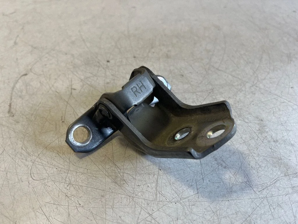 Front door lower hinge – Ford Ranger IV (2022-)