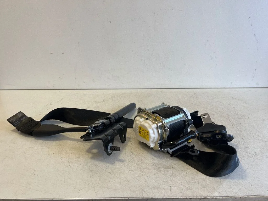 Front seatbelt MB3B26612D64