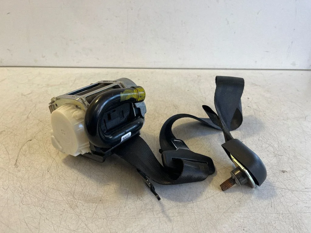Rear seatbelt MB3B26611E51