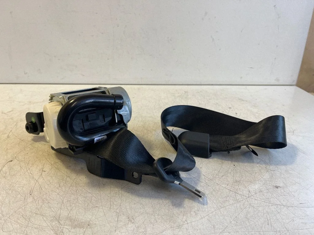 Rear seatbelt MB3B26611E50