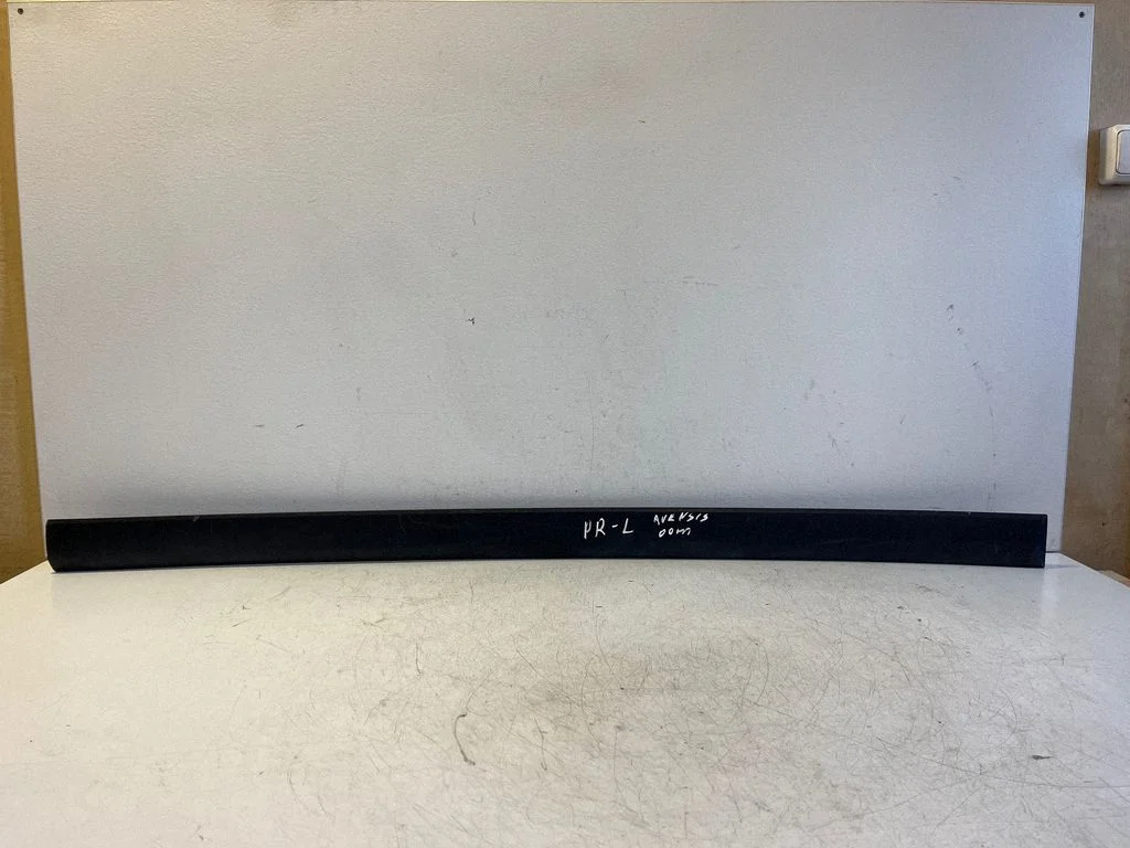 Esiukse liist (mold) – Toyota Avensis T220 (2000-2003)