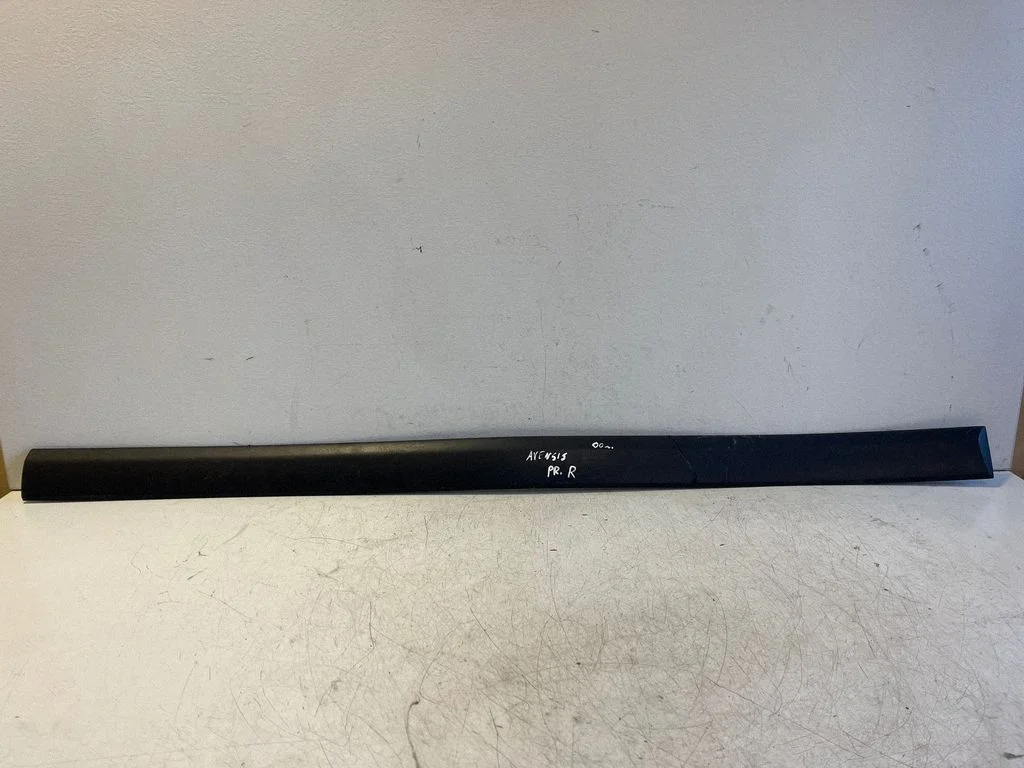 Esiukse liist (mold) – Toyota Avensis T220 (2000-2003)
