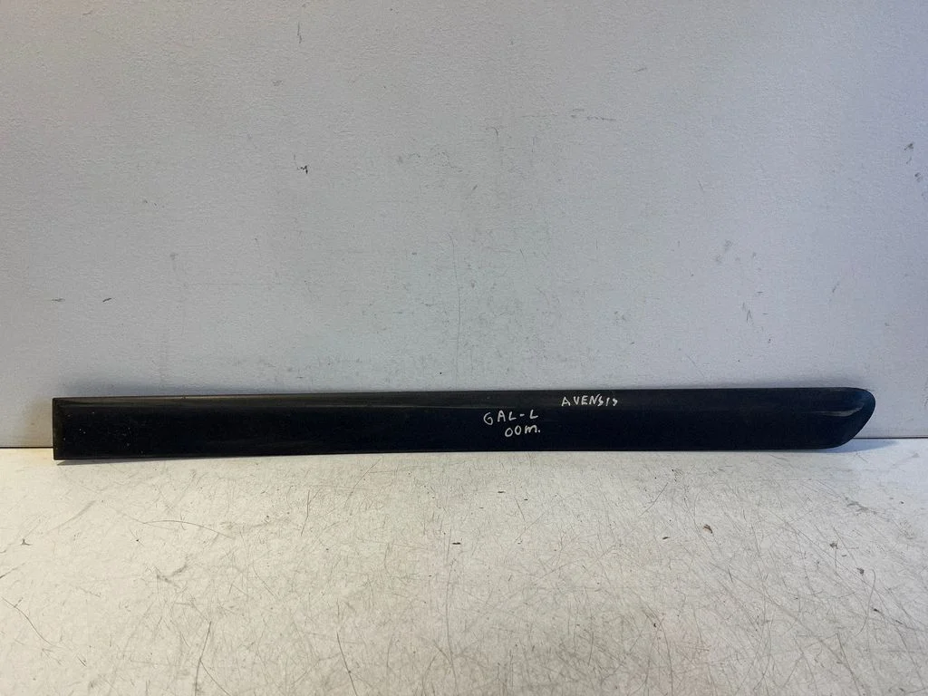 Tagaukse liist (mold) – Toyota Avensis T220 (2000-2003)