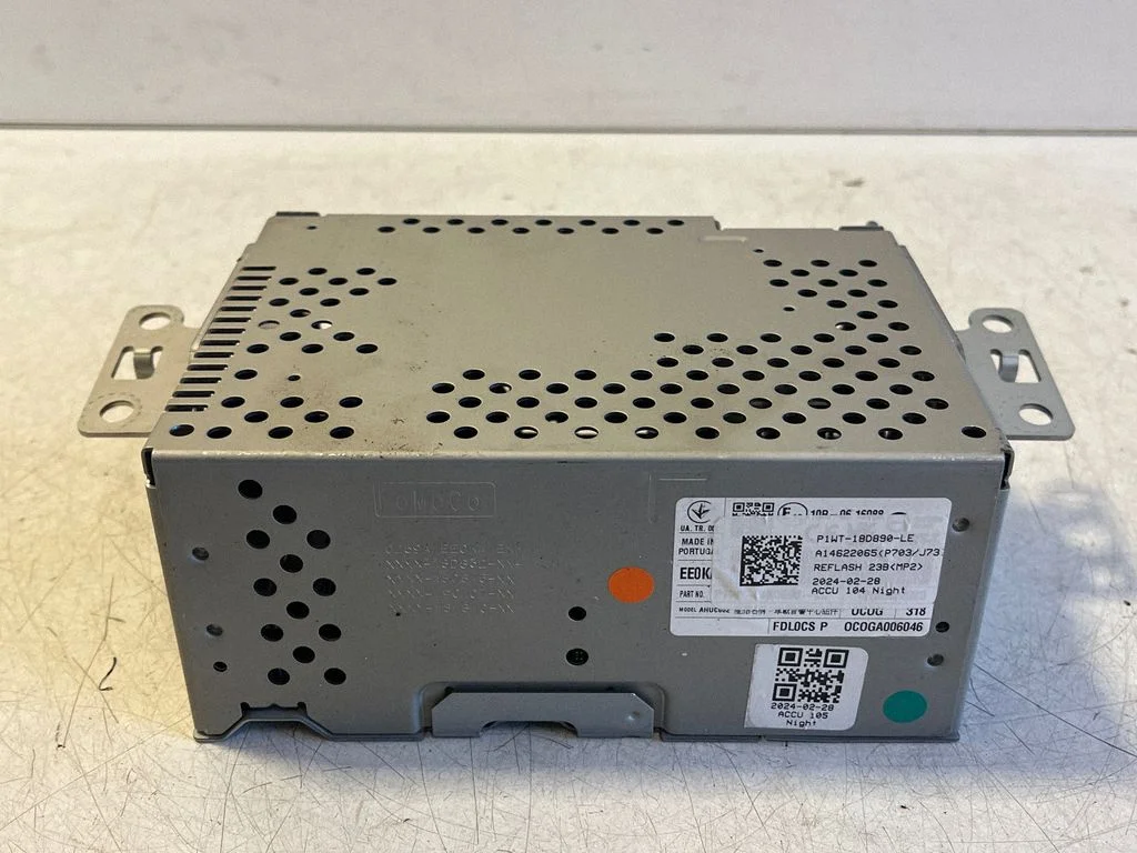 Radio, odtwarzacz CD/DVD, nawigacja P1WT18D890LE