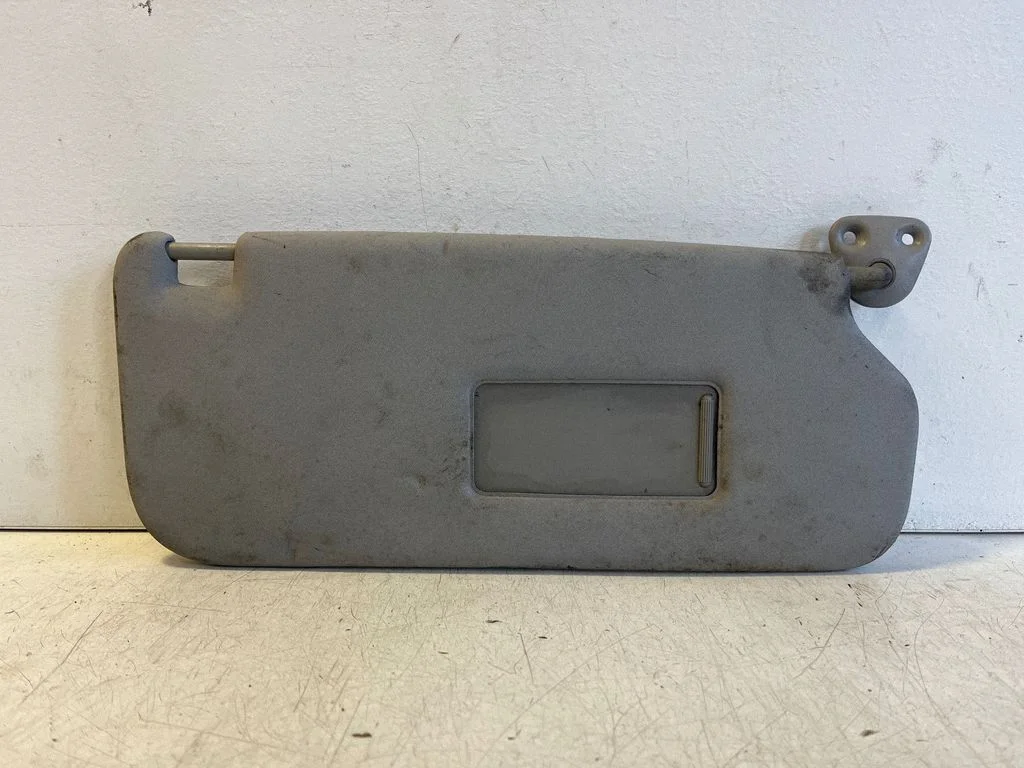 Sun visor – right
