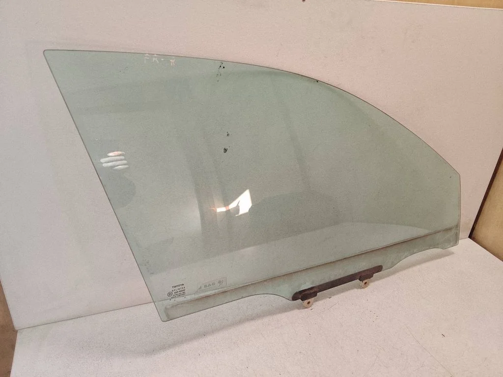 Front door window glass four-door – Toyota Avensis T220 (2000-2003)
