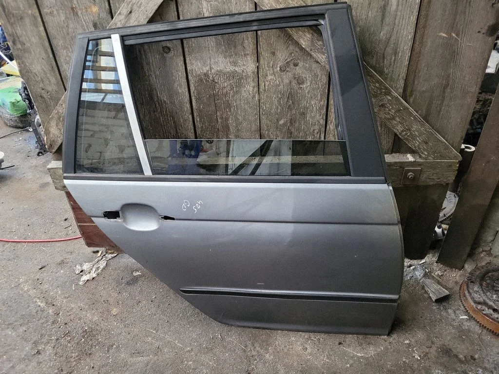 Rear door – rear right