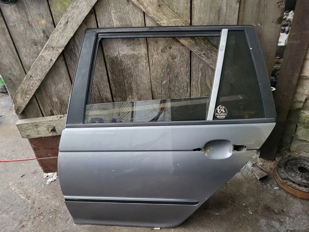 Rear door – rear left